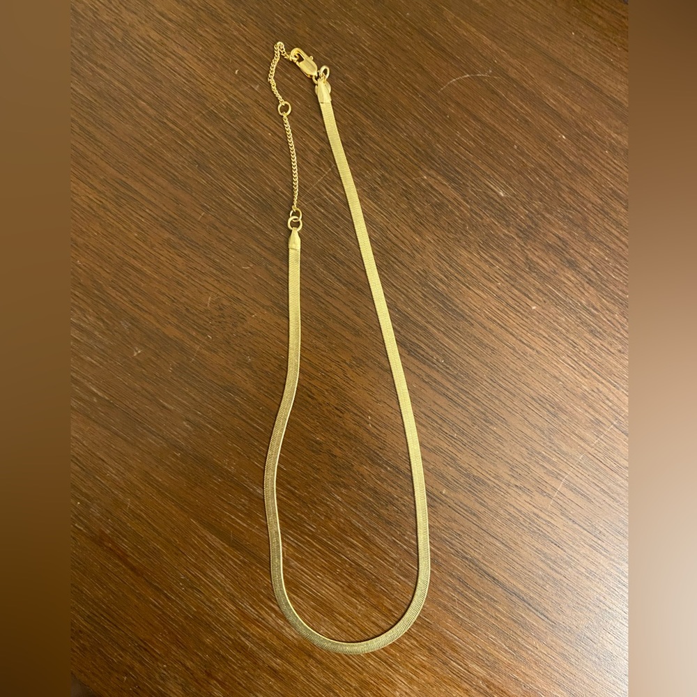 Gold snake chain necklace (NEVER BEEN WORN)